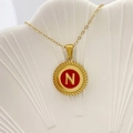 Elegante collana dorata con ciondolo tondo in smalto rosso e dettaglio lettera N - Lettera N / Rosso