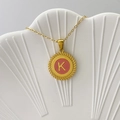 Collana dorata minimalista con ciondolo tondo in smalto rosa e lettera dorata K - Lettera K / Rosa