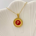 Collana con ciondolo rotondo dorato in smalto rosso e lettera P su vassoio bianco - Lettera P / Rosso