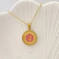 Collana placcata oro con lettera J, smalto rosa e ciondolo tondo con bordo a treccia - Lettera J / Rosa