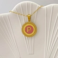 Collana dorata con pendente rotondo, smalto rosa, lettera P e dettaglio a corda - Lettera P / Rosa