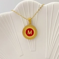Collana dorata con pendente lettera M in smalto rosso e bordo a trama intrecciata - Lettera M / Rosso