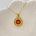 Collana dorata con smalto rosso e lettera W adagiata in un vassoio a forma di conchiglia - Lettera W / Rosso