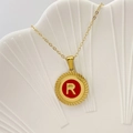 Collana tonda dorata con smalto rosso e ciondolo lettera R su vassoio a conchiglia - Lettera R / Rosso