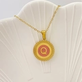 Collana con ciondolo lettera Q dorata, smalto rosa e bordo tondo intrecciato - Lettera Q / Rosa