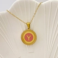 Collana con ciondolo lettera Y in smalto rosa e bordo dorato su conchiglia bianca - Lettera Y / Rosa
