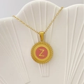 Collana dorata con pendente rosa a forma di lettera Z e dettaglio bordo a corda ritorta - Lettera Z / Rosa