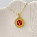 Collana dorata con pendente rotondo, fondo in smalto rosso e ciondolo con lettera V - Lettera V / Rosso