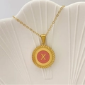 Collana dorata con ciondolo rotondo in smalto rosa e lettera X metallica centrale - Lettera X / Rosa