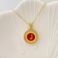 Collana dorata con ciondolo rotondo, intarsio rosso e dettaglio della lettera J - Lettera J / Rosso