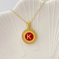 Collana con ciondolo rotondo lettera K in smalto rosso e bordo dorato a corda - Lettera K / Rosso