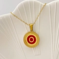 Collana dorata con ciondolo rotondo in smalto rosso con lettera O e bordo intrecciato - Lettera O / Rosso