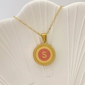 Collana dorata con ciondolo a lettera S in smalto rosa e bordo a fune elegante - Lettera S / Rosa