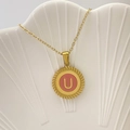 Collana con ciondolo rotondo in smalto rosa con lettera dorata U e bordo a corda - Lettera U / Rosa