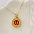 Collana dorata con pendente circolare rosso lettera 'U' e bordo a corda stile vintage - Lettera U / Rosso