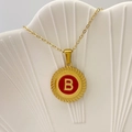 Collana dorata con lettera B, smalto rosso e trama intrecciata su un vassoio bianco - Lettera B / Rosso
