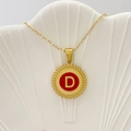 Collana dorata con ciondolo lettera D in smalto rosso su un piatto a conchiglia - Lettera D / Rosso