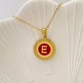 Collana placcata oro lettera E con ciondolo tondo in smalto rosso su vassoio - Lettera E / Rosso