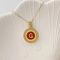 Collana dorata con ciondolo rotondo in smalto rosso e dettaglio lettera G maiuscola - Lettera G / Rosso