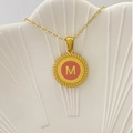 Collana dorata con ciondolo lettera M in smalto rosa e bordo a fune su vassoio a conchiglia - Lettera M / Rosa