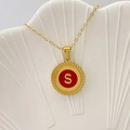 Collana dorata con ciondolo lettera S, smalto rosso e trama a raggio di sole - Lettera S / Rosso