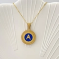Collana con ciondolo lettera A in smalto blu e finitura dorata su conchiglia - Lettera A / Blu