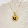 Collana dorata con ciondolo rotondo in smalto blu scuro e incisione della lettera B - Lettera B / Blu