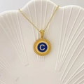 Elegante collana dorata con pendente lettera C in smalto blu scuro e bordo a corda - Lettera C / Blu