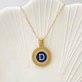 Collana dorata con ciondolo lettera D blu e bordo decorativo a treccia sottile - Lettera D / Blu