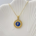 Collana con ciondolo rotondo dorato con lettera F in smalto blu e bordo a corda - Lettera F / Blu