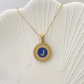 Collana con ciondolo a lettera J dorata, smalto blu e bordo zigrinato su catenina - Lettera J / Blu