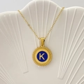Elegante collana d'oro con pendente lettera K in smalto blu e bordo a corda intrecciata - Lettera K / Blu