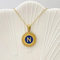 Collana dorata con ciondolo tondo blu con lettera N e bordo con trama a corda - Lettera N / Blu