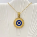 Collana dorata con ciondolo rotondo blu lettera O e bordo testurizzato smerlato - Lettera O / Blu