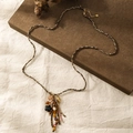 Collana lunga intrecciata a mano con ciondolo a fiore in pietra naturale e nappe - Stile Misto (XL-1442CY-1) / 61+5cm