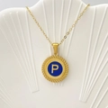 Collana dorata con ciondolo tondo in smalto blu e design con la lettera P - Lettera P / Blu
