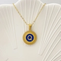 Collana dorata con pendente rotondo in smalto blu e design con lettera Q incisa - Lettera Q / Blu