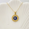 Collana dorata tonda con smalto blu e lettera R su sfondo di conchiglia bianca - Lettera R / Blu