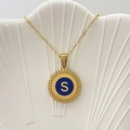 Collana dorata con pendente lettera S in smalto blu e bordo a corda ritorta - Lettera S / Blu