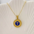 Elegante collana dorata con ciondolo lettera T in smalto blu e trama a corda fine - Lettera T / Blu