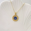 Elegante collana dorata con ciondolo rotondo in smalto blu e la lettera U - Lettera U / Blu