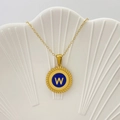 Collana dorata con ciondolo rotondo in smalto blu, lettera W e bordo a treccia - Lettera W / Blu