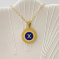 Collana con pendente rotondo dorato in smalto blu e dettaglio della lettera X - Lettera X / Blu