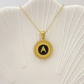 Elegante collana dorata con ciondolo circolare nero e design della lettera iniziale A - Lettera A / Nero