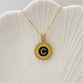 Collana dorata con ciondolo rotondo lettera C su base nera e bordo a treccia - Lettera C / Nero