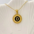 Collana con ciondolo rotondo dorato con lettera D incisa e bordi smerlati fini - Lettera D / Nero