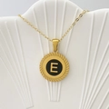 Collana dorata con ciondolo rotondo lettera E e smalto nero in cornice a spirale - Lettera E / Nero