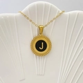 Collana dorata con pendente rotondo lettera J e bordo intrecciato su conchiglia - Lettera J / Nero