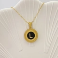 Elegante collana dorata con ciondolo circolare nero e lettera L dorata centrale - Lettera L / Nero