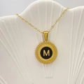 Collana a moneta dorata con ciondolo lettera M e bordo a rilievo su base a conchiglia - Lettera M / Nero